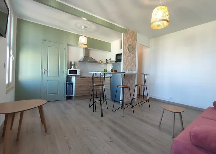 Citycenter, Aircond Flat With Bedroom Queen Size Apartment Saint-Raphaël