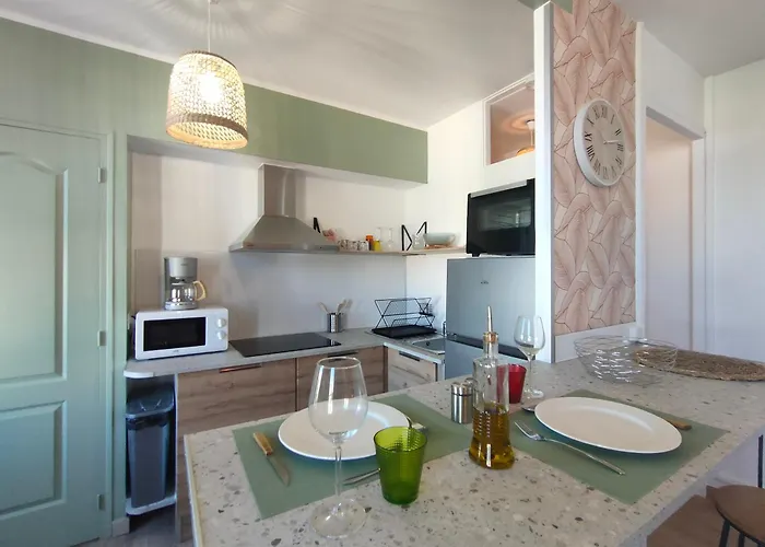 Citycenter, Aircond Flat With Bedroom Queen Size